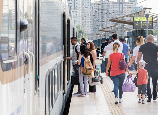Azərbaycanda dəmir yolu daşımalarından əldə olunan gəlir 8,2% azalıb