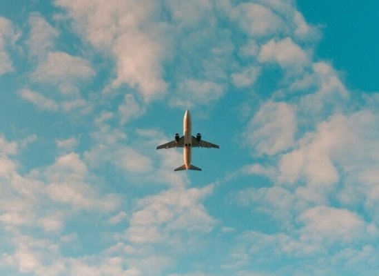 Самолет AZAL совершил экстренную посадку в Петербурге, пассажиры в безопасности