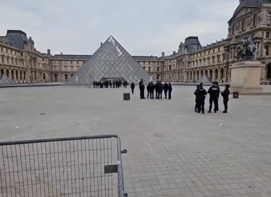Лувр временно закрылся для посетителей из-за забастовки персонала