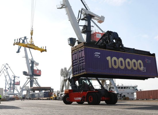 Бакинский порт увеличил перевалку контейнеров до рекордных 100 тыс. TEU
