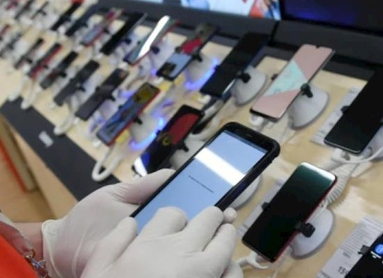 Ölkəyə gətirilən smartfonlar 2 dəfədən çox bahalaşıb