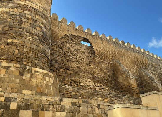 İçərişəhərdəki qala divarlarında zədələnmə ilə bağlı açıqlama