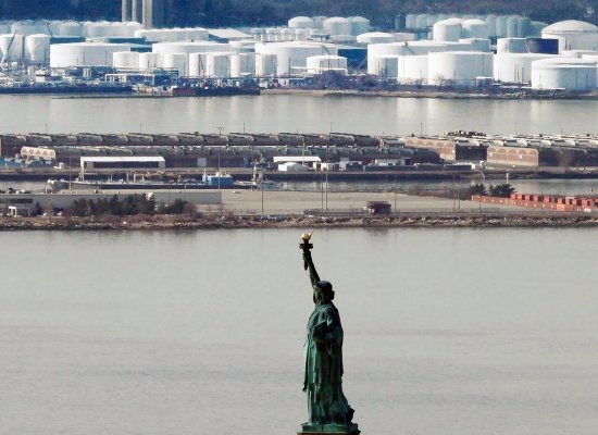Коммерческие запасы нефти в США опустились ниже 413 млн баррелей
