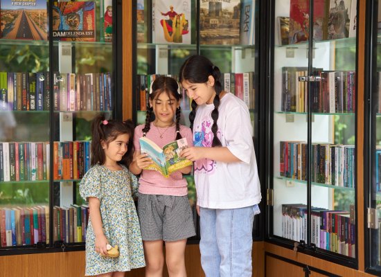 Şuşanın mərkəzində günəş enerjisi ilə işləyən "Kitab dayanacağı" istifadəyə verildi