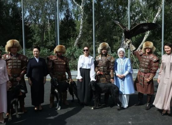 Mehriban Əliyeva Bişkekdə Qırğızıstan mədəniyyəti sərgisində olub
