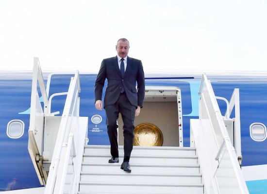 Aliyev meets Pezeshkian in Turkmenbashi