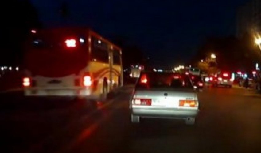 В Баку автобус сбил женщину с ребенком и скрылся В Баку автобус сбил женщину с ребенком и скрылся