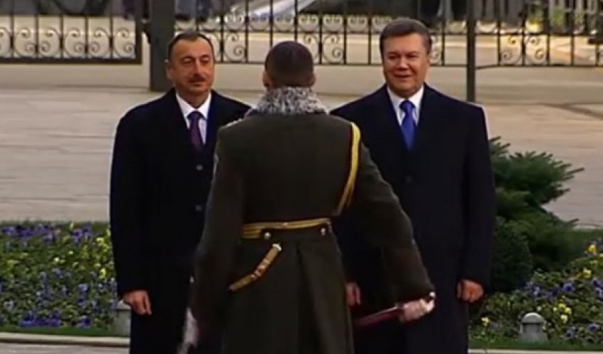 Необычный «финт» украинского гвардейца перед Ильхамом Алиевым ВИДЕО