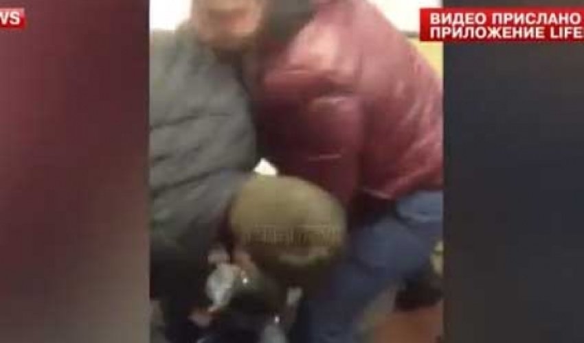 Moskva metrosundakı vəhşiliyin şok videosu yayıldı - VİDEO Moskva metrosundakı vəhşiliyin şok videosu yayıldı - VİDEO