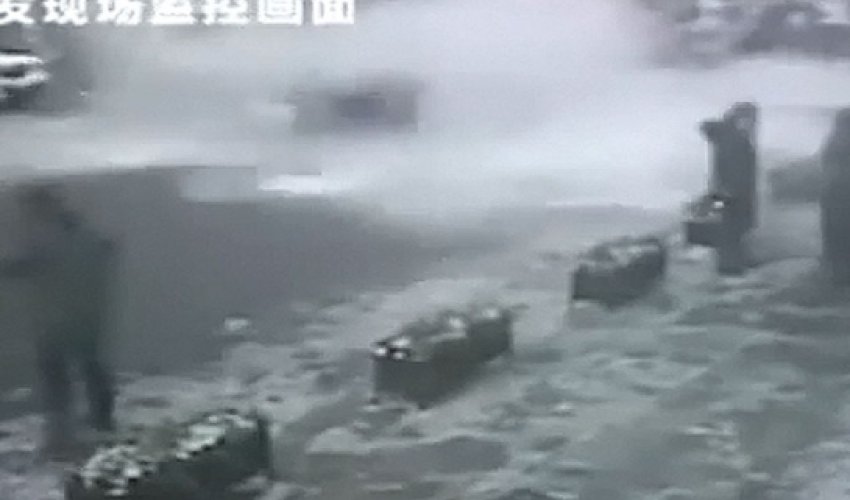 Ледяной сугроб рухнул на движущуюся машину- Шокирующие кадры