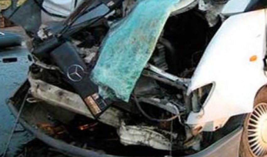 Tələbə avtobusu aşdı: 12 yaralı Tələbə avtobusu aşdı: 12 yaralı