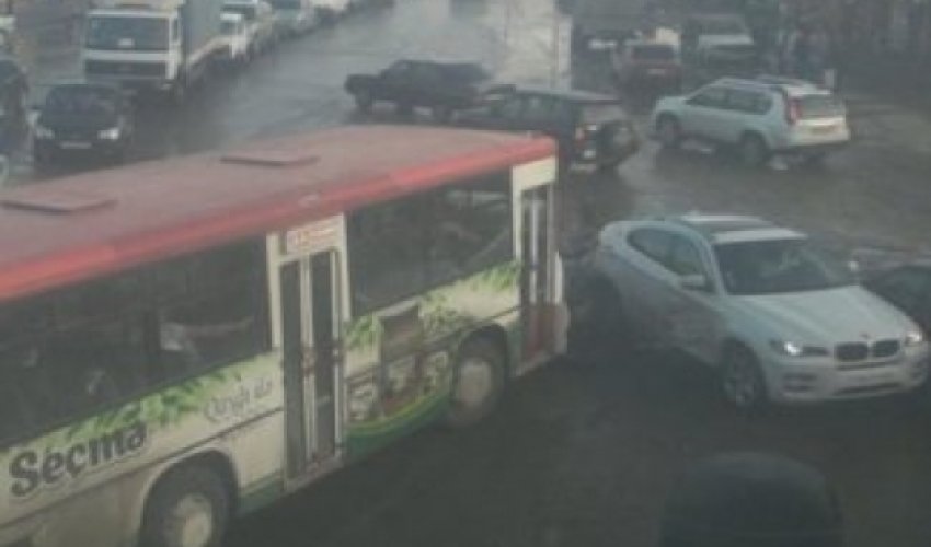 В Баку автобус протаранил Mercedes и BMW X-6 В Баку автобус протаранил Mercedes и BMW X-6