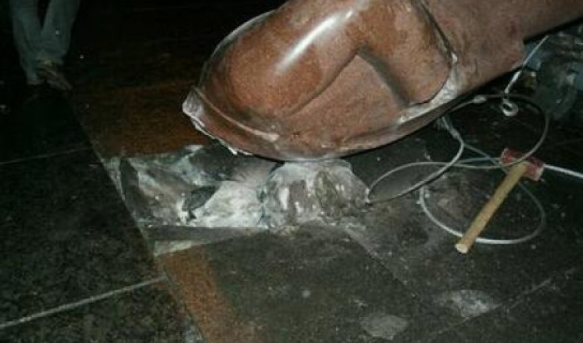 Kiyevdə Leninin heykəlinin dağıdılmasına etiraz Kiyevdə Leninin heykəlinin dağıdılmasına etiraz