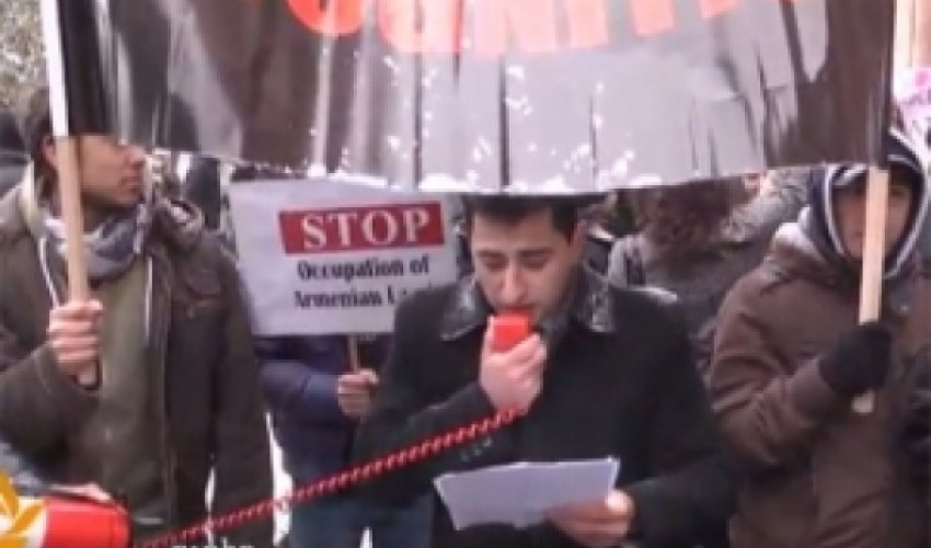 Ermənilər Davudoğlunu etirazla qarşıladı - VİDEO Ermənilər Davudoğlunu etirazla qarşıladı - VİDEO