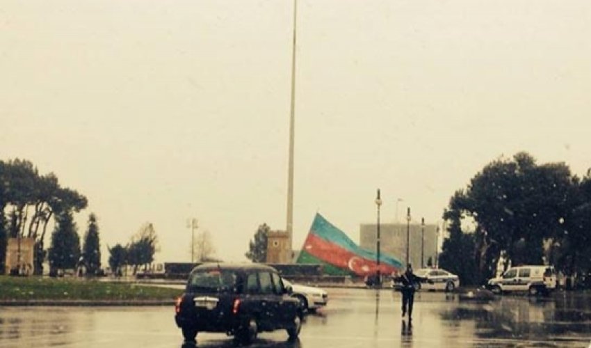 Azərbaycan bayrağı da qara dözmədi - Foto Azərbaycan bayrağı da qara dözmədi - Foto