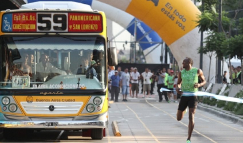 Useyn Bolt avtobusdan sürətli oldu - VİDEO Useyn Bolt avtobusdan sürətli oldu - VİDEO