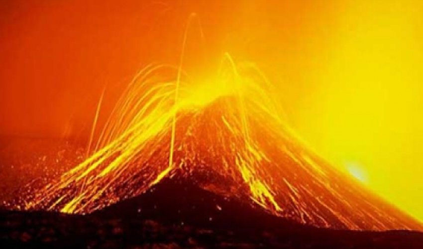 Etna vulkanı yenidən püskürdü - FOTO Etna vulkanı yenidən püskürdü - FOTO