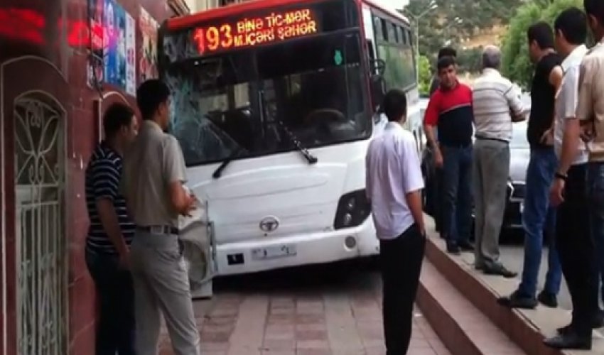 Yol polisi avtobus sürücülərinə qarşı reyd keçirir Yol polisi avtobus sürücülərinə qarşı reyd keçirir