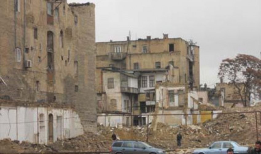 Evləri plana düşən sakinlərlə iş adamları arasındakı narazılıq - VİDEO