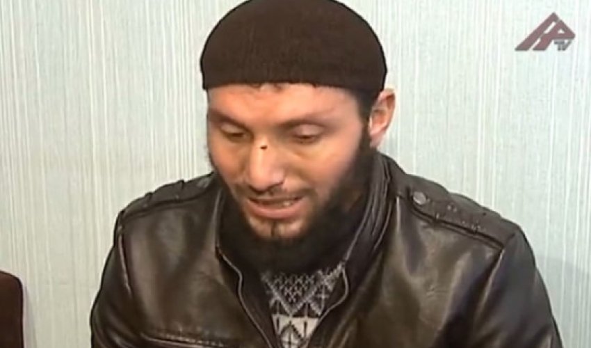 В Баку ваххабит избил парня, совершающего шиитский намаз В Баку ваххабит избил парня, совершающего шиитский намаз