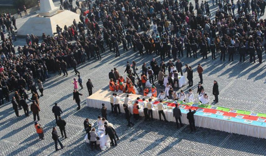 Sumqayıtda 12 tonluq tort hazırlandı FOTOLAR Sumqayıtda 12 tonluq tort hazırlandı FOTOLAR