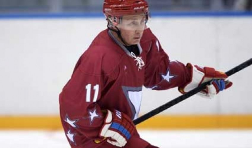 Putin Lukaşenko ilə hokkey oynadı