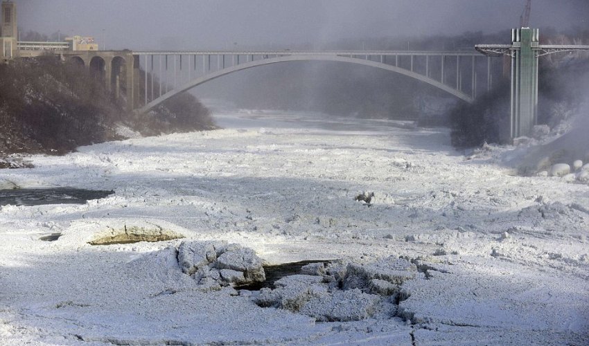 Ниагарский водопад замерз  -ФОТО