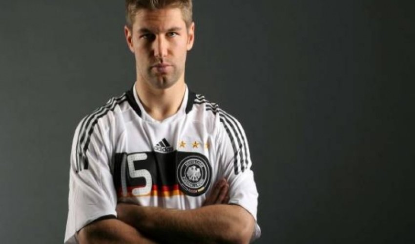 Məşhur futbolçu homoseksual olduğunu etiraf etdi Məşhur futbolçu homoseksual olduğunu etiraf etdi