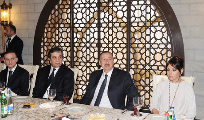 İlham Əliyevə tar və kamança hədiyyə olundu - FOTOLAR İlham Əliyevə tar və kamança hədiyyə olundu - FOTOLAR