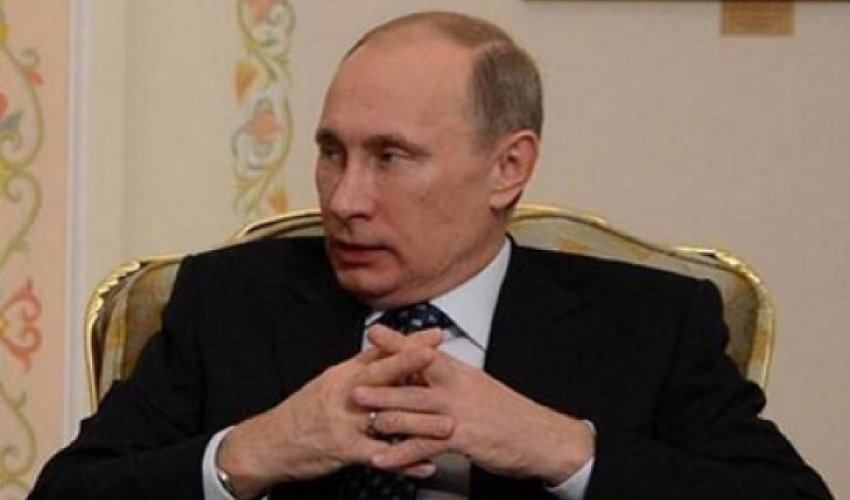 Putin barmağında nişan üzüyü ilə Putin barmağında nişan üzüyü ilə