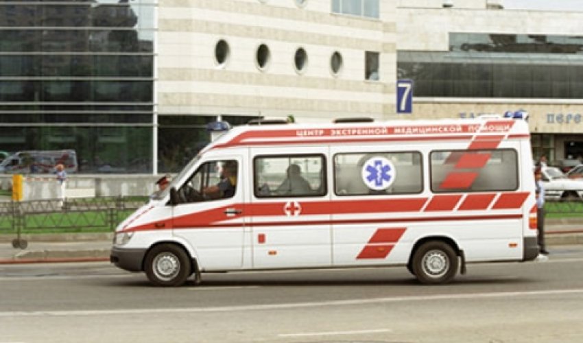 Yaş yarımlıq qız 9-cu mərtəbədən yıxıldı və sağ qaldı Yaş yarımlıq qız 9-cu mərtəbədən yıxıldı və sağ qaldı