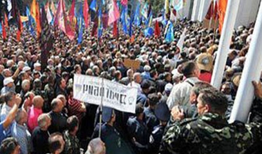 Prezident Administrasiyasının ətrafı barrikadalardan təmizləndi Prezident Administrasiyasının ətrafı barrikadalardan təmizləndi