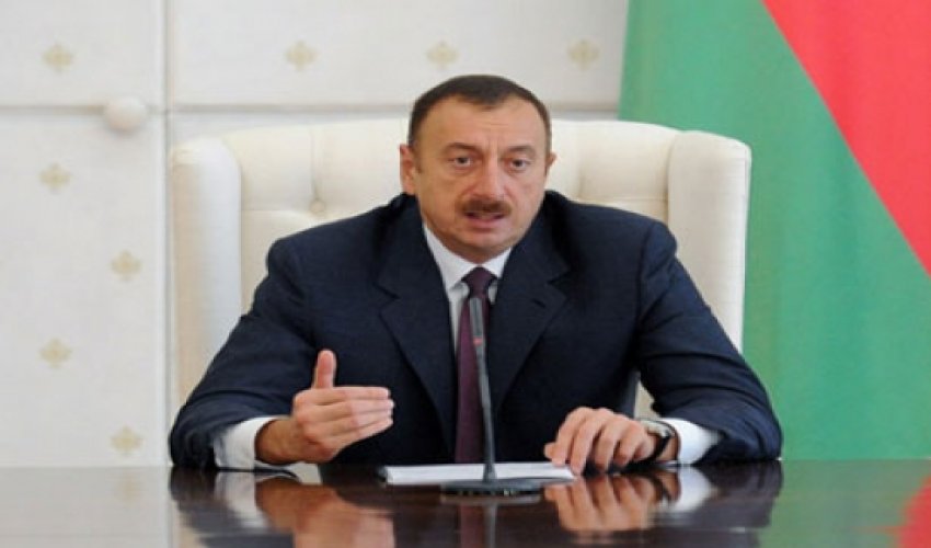 İlham Əliyev keçmiş prezidentə orden verdi İlham Əliyev keçmiş prezidentə orden verdi