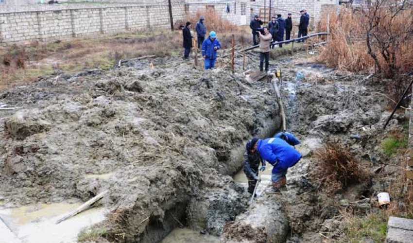 Bakıda magistral su xəttində qəza - FOTO Bakıda magistral su xəttində qəza - FOTO
