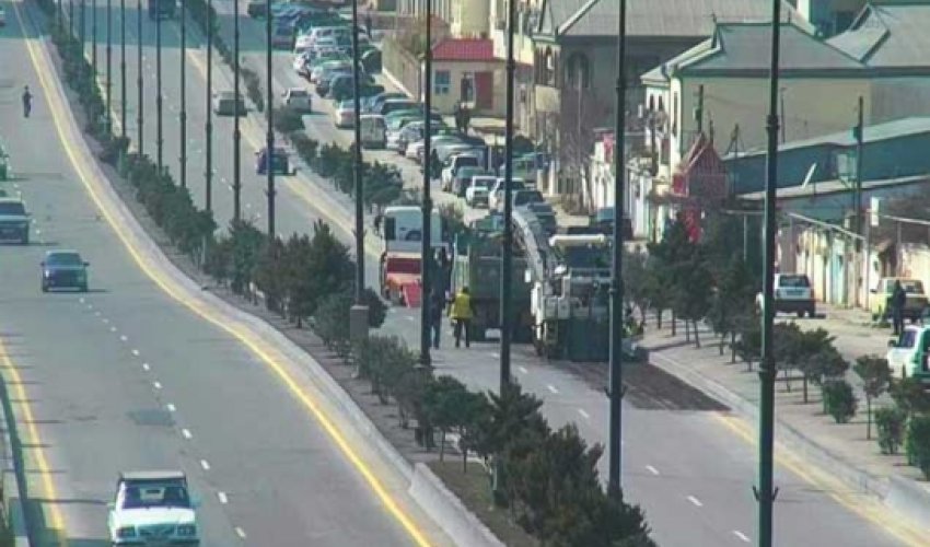 Bakıda yol ötürücüsündə hərəkət dayandırıldı - FOTO Bakıda yol ötürücüsündə hərəkət dayandırıldı - FOTO