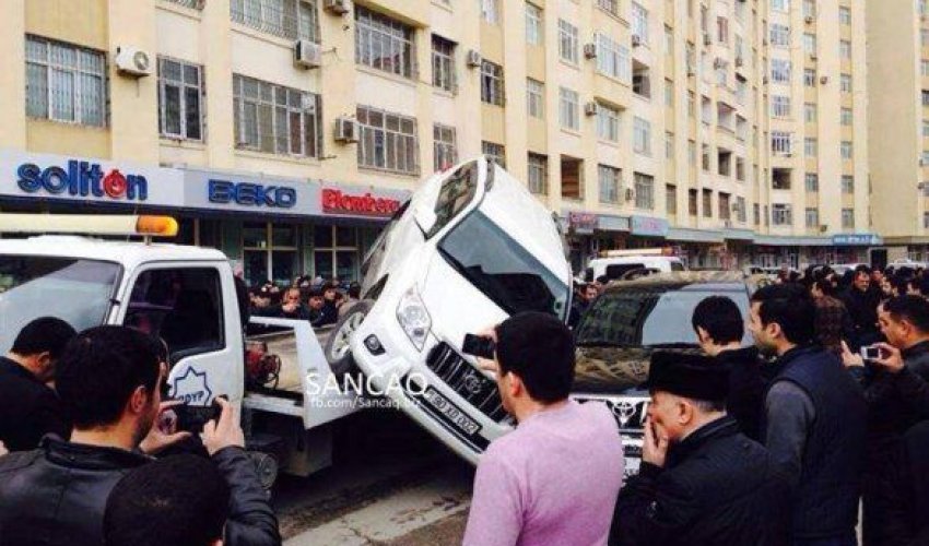 В Баку Prado упал на другой Prado- ФОТО В Баку Prado упал на другой Prado- ФОТО