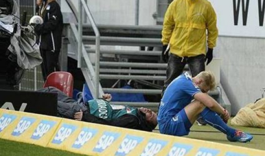 Futbolçu meydanda kameramanı “nokaut”a saldı - VIDEO Futbolçu meydanda kameramanı “nokaut”a saldı - VIDEO