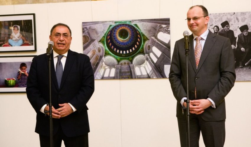 Asim Mollazadə Bratislavada mədəniyyətimiz və tolerantlıq ənənələrimiz barədə danışıb - FOTOLAR Asim Mollazadə Bratislavada mədəniyyətimiz və tolerantlıq ənənələrimiz barədə danışıb - FOTOLAR
