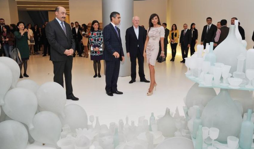 Mehriban Əliyeva britaniyalı heykəltəraşın sərgisində - FOTOLAR