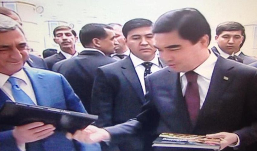 Sarkisyana Azərbaycan haqda kitab hədiyyə edildi - FOTO