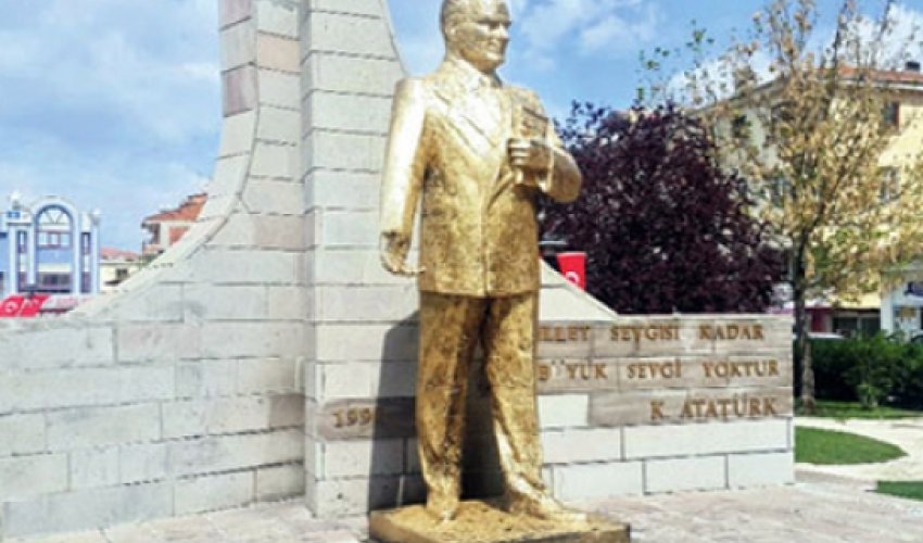Türkiyədə şok: Atatürkün heykəli yandırıldı - FOTO Türkiyədə şok: Atatürkün heykəli yandırıldı - FOTO
