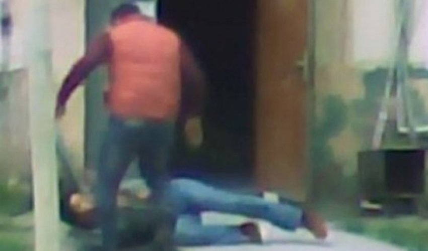 "Yeni Müsavat"ın jurnalistini belə döydülər - VİDEO "Yeni Müsavat"ın jurnalistini belə döydülər - VİDEO