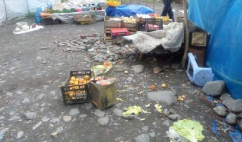 Azərbaycanda bazar rəhbəri cəzalandırıldı - FOTOLAR Azərbaycanda bazar rəhbəri cəzalandırıldı - FOTOLAR