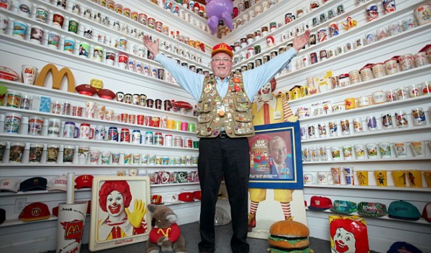 Man owns 75,000 pieces of memorabilia in a collection - PHOTO Man owns 75,000 pieces of memorabilia in a collection - PHOTO
