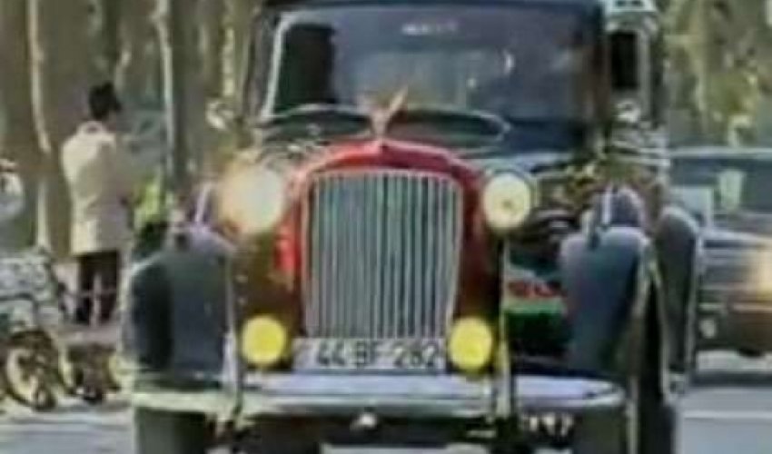 Bakıda retro maşınların paradı - VİDEO Bakıda retro maşınların paradı - VİDEO