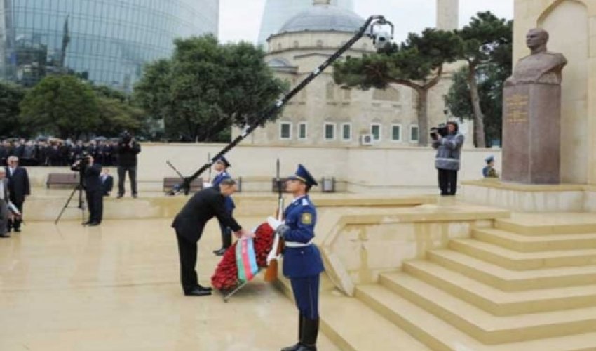 Azərbaycan prezidenti Həzi Aslanovun abidəsini ziyarət edib