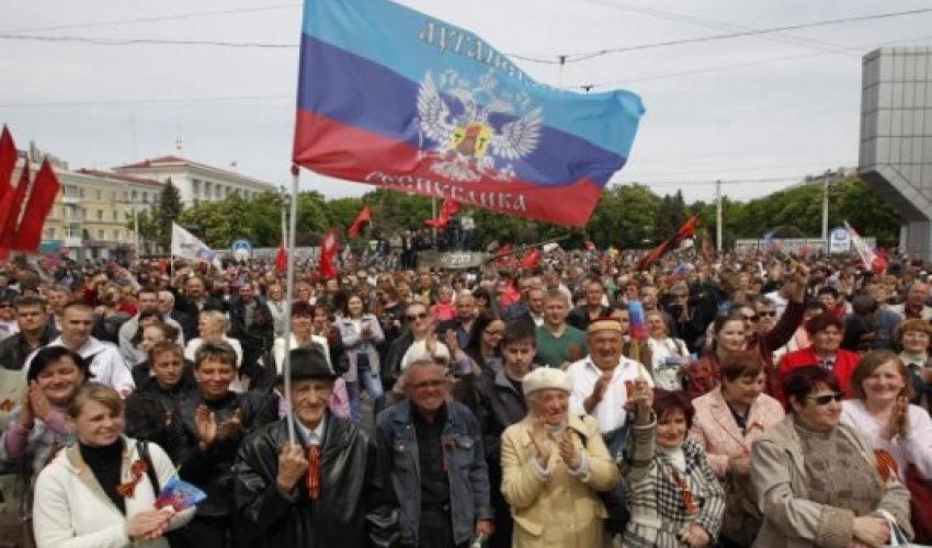Putin marks Victory in Crimea as Ukraine violence flares