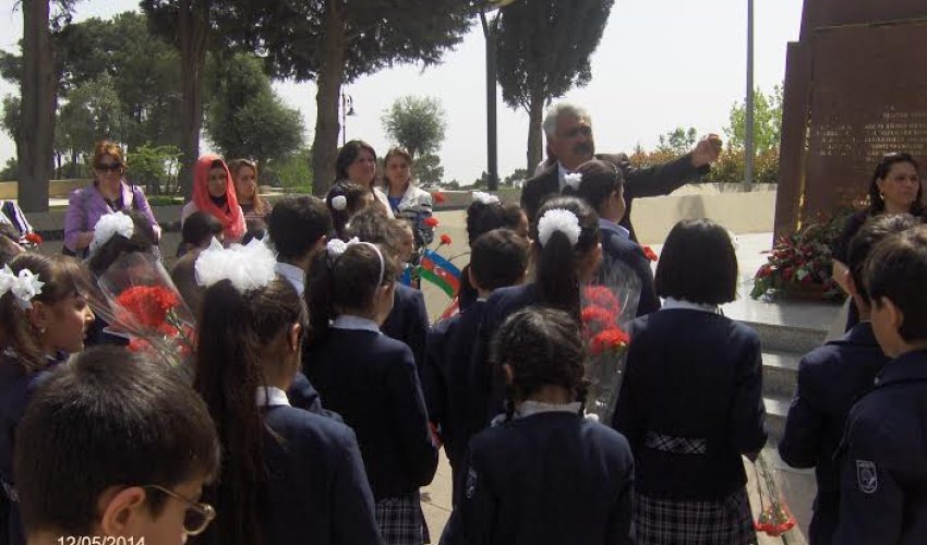 Şagirdlər Şəhidlər Xiyabanında - FOTOLAR