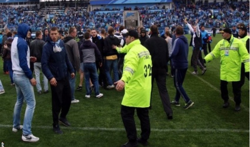 Zenit St Petersburg punished for pitch invasion