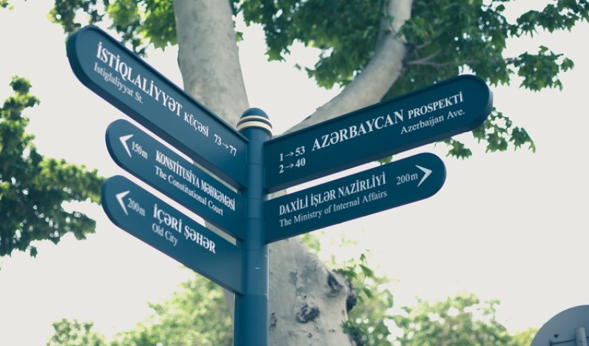 В центре Баку установлены новые дорожные указатели - ФОТО В центре Баку установлены новые дорожные указатели - ФОТО